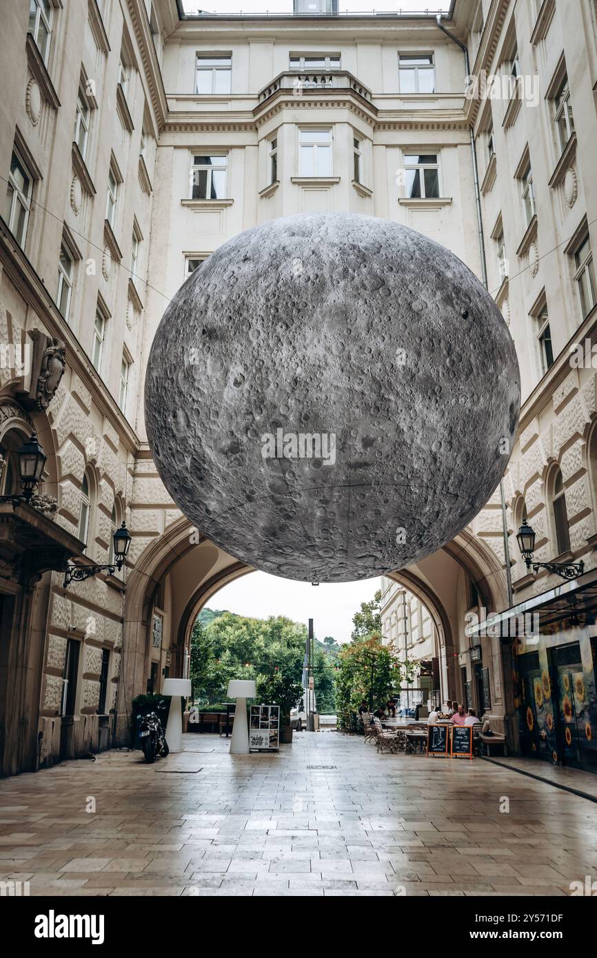 Budapest, Ungarn - 10. August 2024: Installation des Riesenmondes in der Lumiere-Halle im Herzen von Budapest Stockfoto