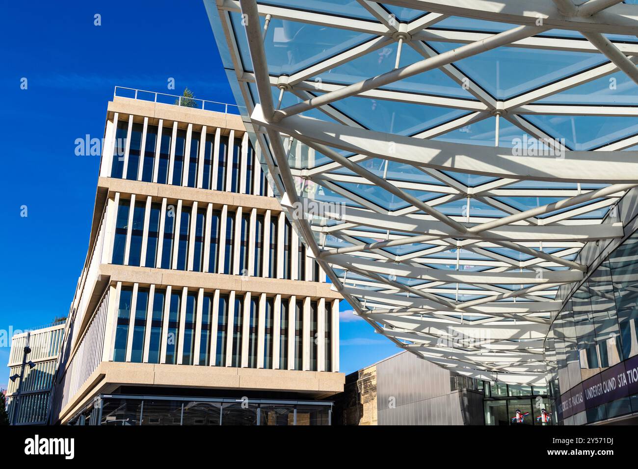 Kings Cross Station Glaskanu und Plattform G, Googles neues Hauptquartier in Kings Cross, London, England, kurz vor Fertigstellung Stockfoto