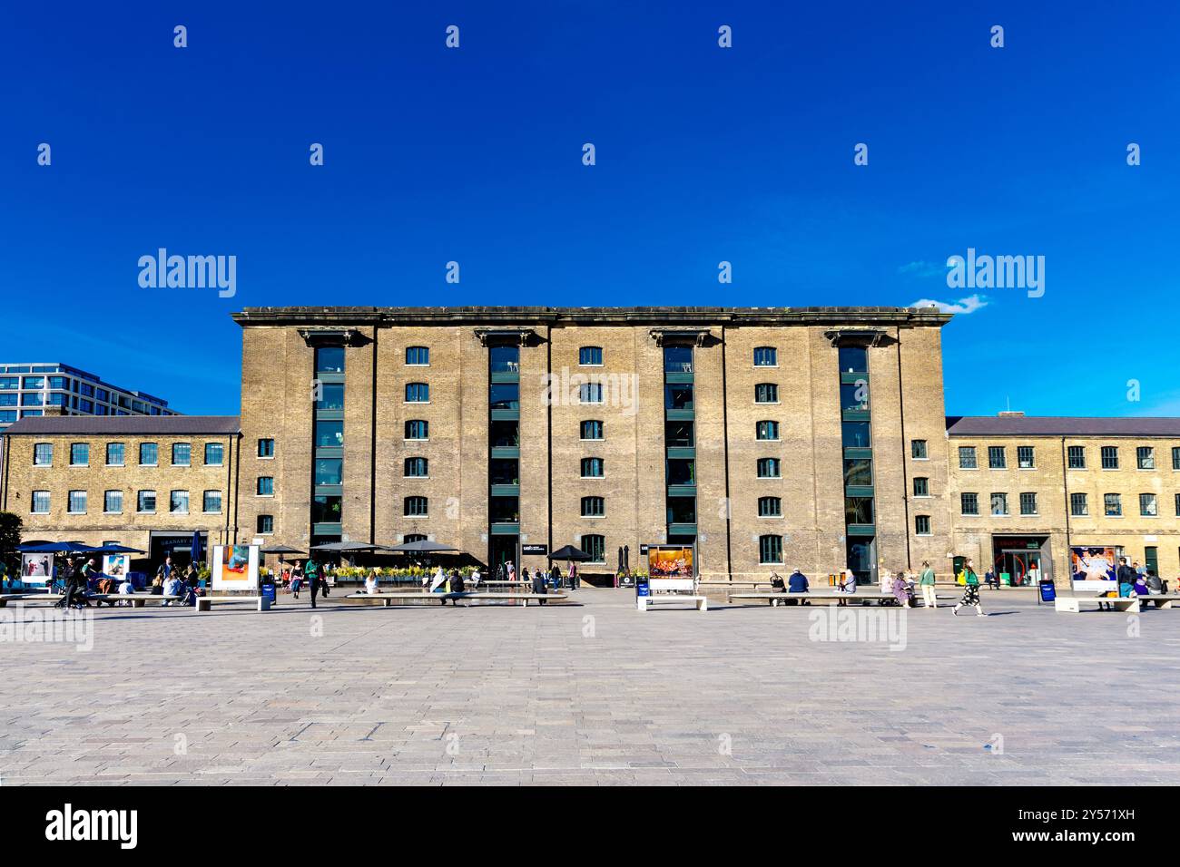 Kornplatz und das Central Saint Martins Gebäude in King's Cross, London, Großbritannien Stockfoto