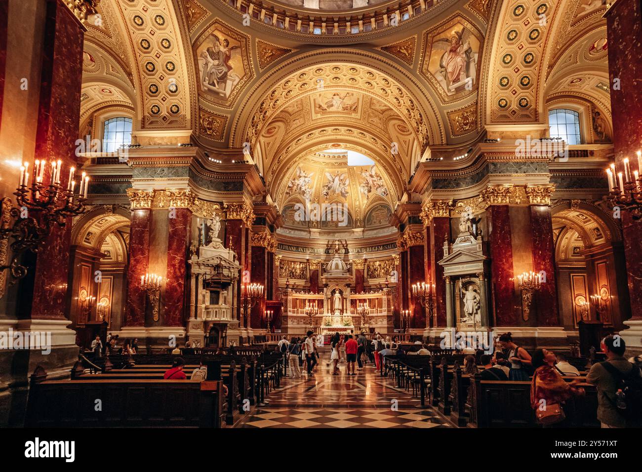 Budapest, Ungarn - 10. August 2024: Wunderschöne Innenräume des Stephansdoms in Budapest Stockfoto