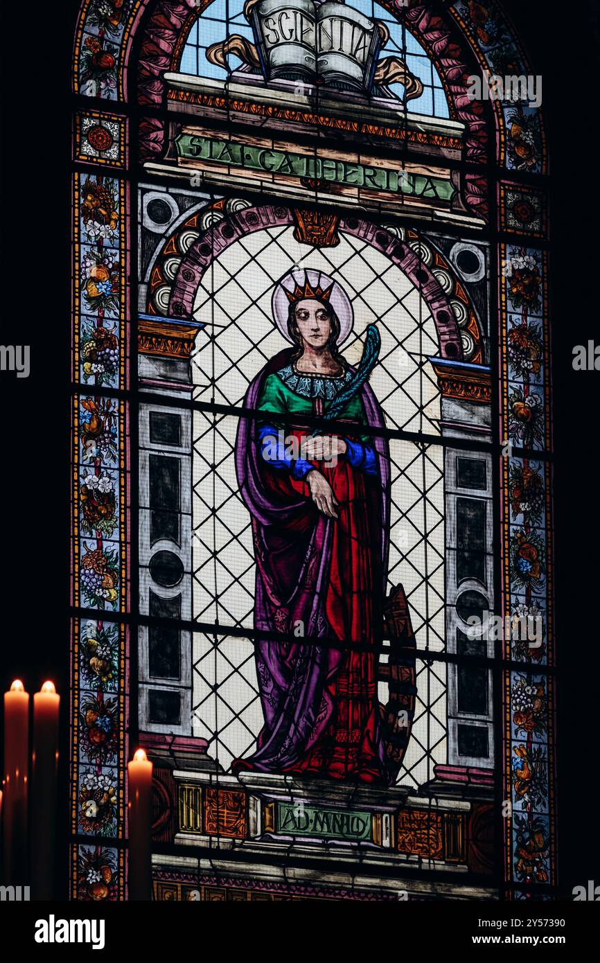 Budapest, Ungarn - 10. August 2024: Wunderschöne Innenräume des Stephansdoms in Budapest Stockfoto