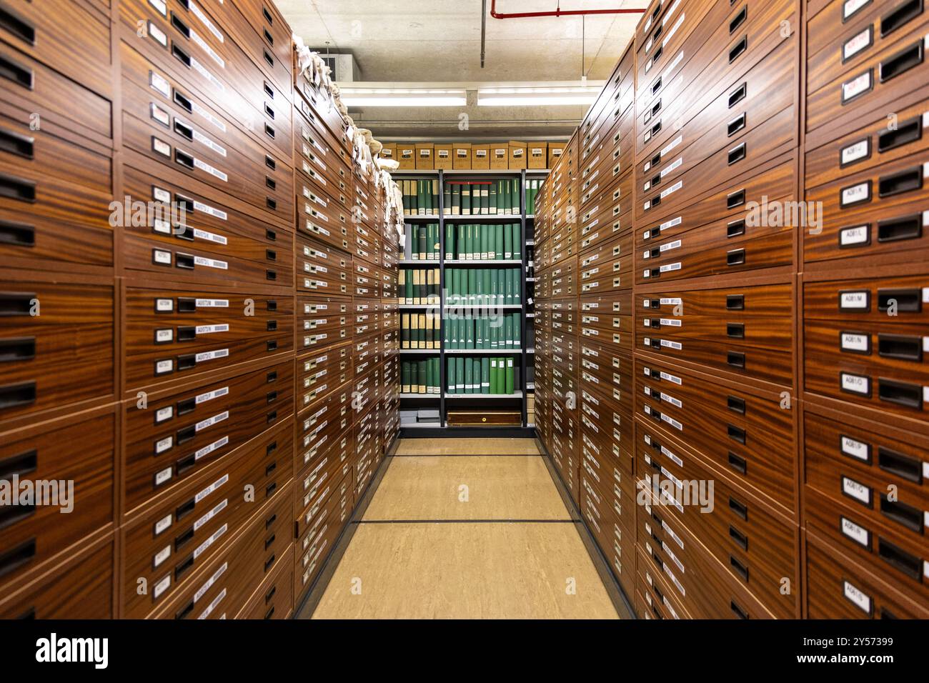 Schubladen und gebundene Bände in einem Strongroom im London Archives in Clerkenwell, London, England Stockfoto