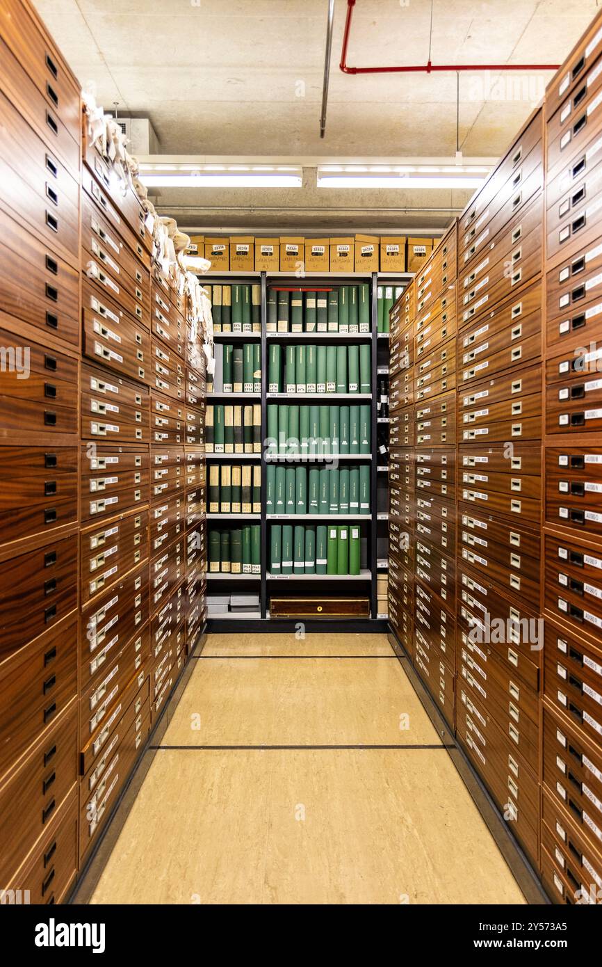 Schubladen und gebundene Bände in einem Strongroom im London Archives in Clerkenwell, London, England Stockfoto