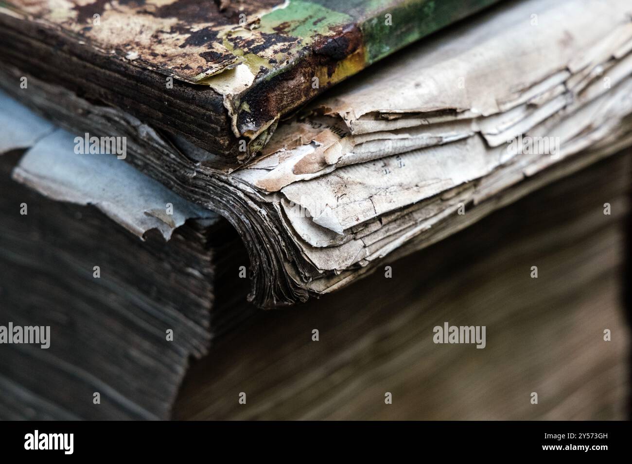 Beschädigtes historisches Buch in einem Archiv Stockfoto