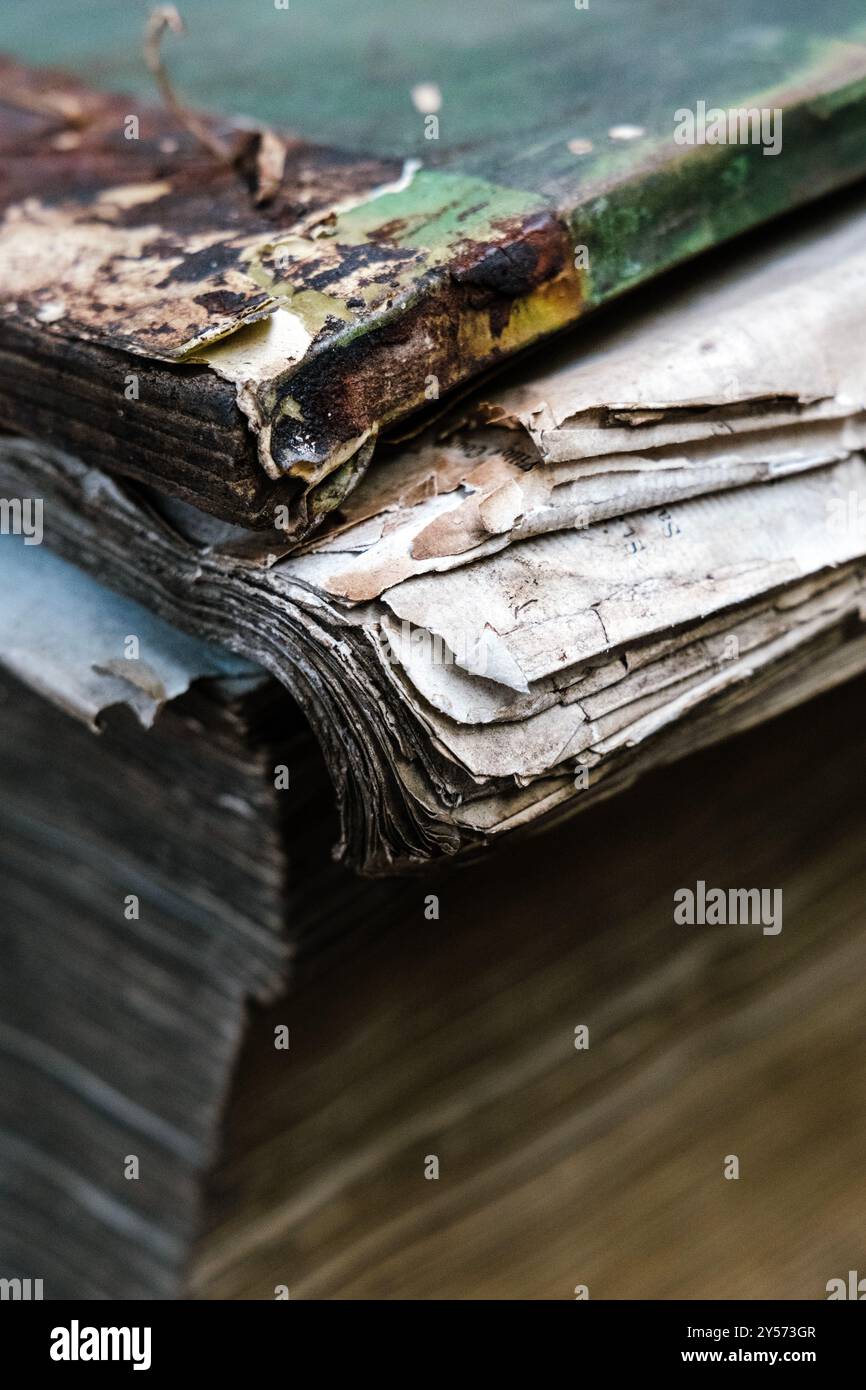 Beschädigtes historisches Buch in einem Archiv Stockfoto