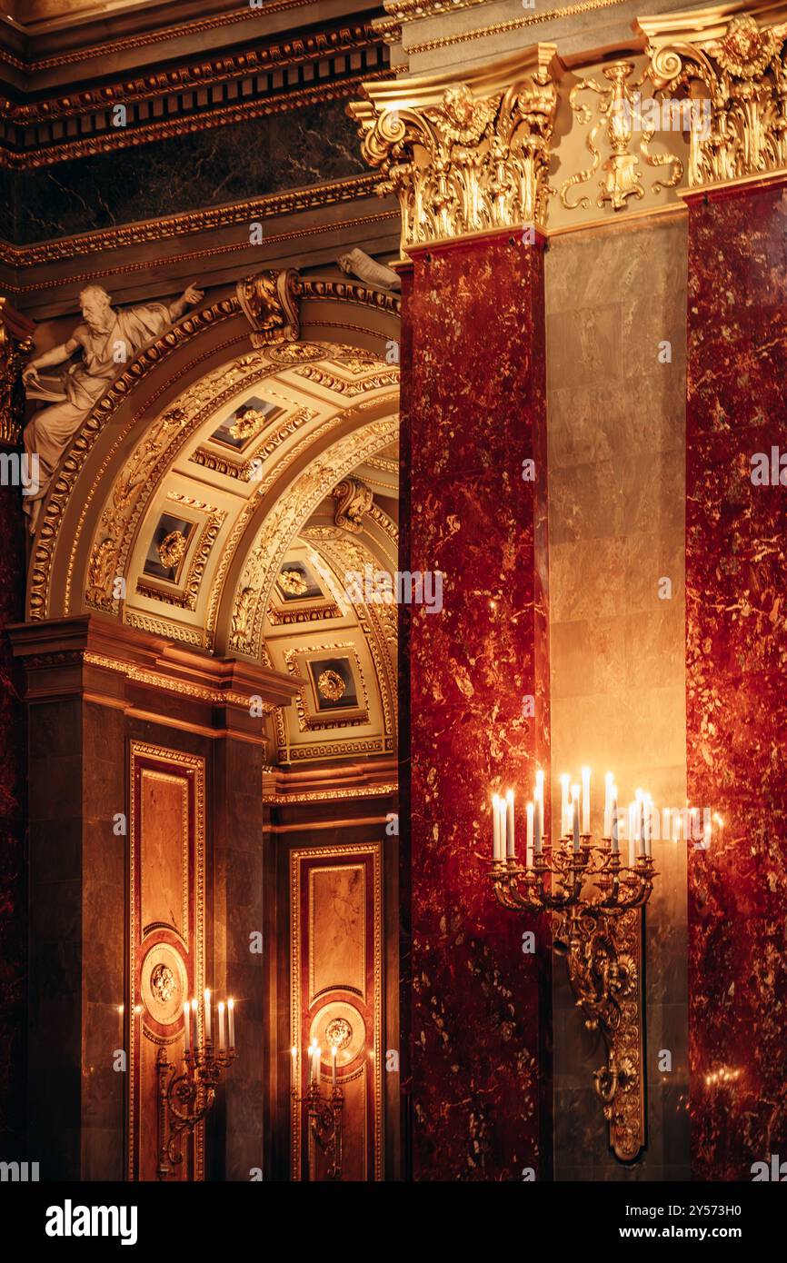 Budapest, Ungarn - 10. August 2024: Wunderschöne Innenräume des Stephansdoms in Budapest Stockfoto