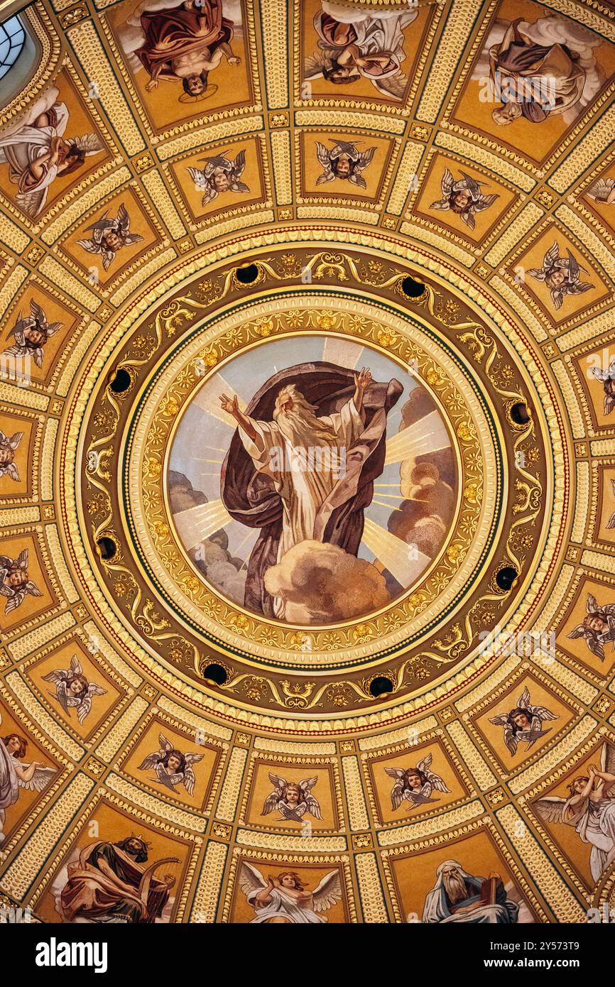 Budapest, Ungarn - 10. August 2024: Wunderschöne Innenräume des Stephansdoms in Budapest Stockfoto