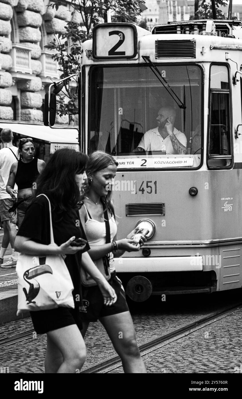 Budapest, Ungarn - 10. August 2024: Traditionelle gelbe Straßenbahn im Zentrum von Budapest Stockfoto