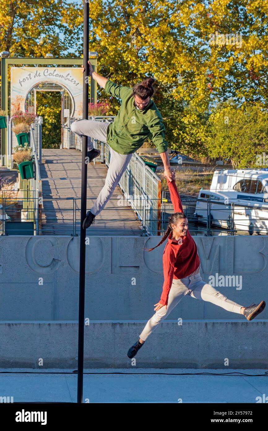 Zirkusshow „Ven“ von der Firma „Si Seul“. Amphitheater des Hafens von Colombiers. Show als Teil der Bühne in Herault. Occitanie, Frankreich Stockfoto