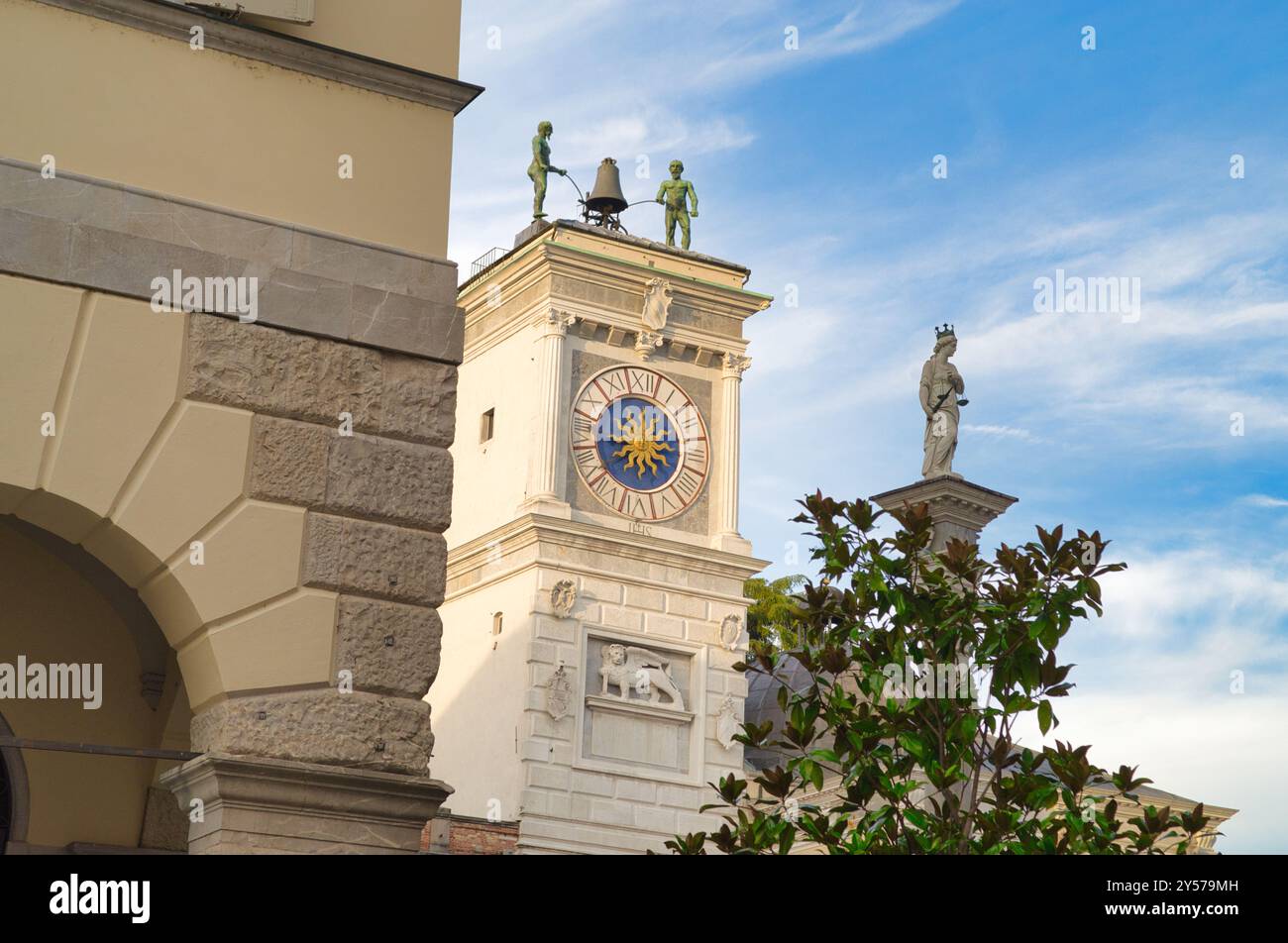 Denkmäler der Stadt Udine im Nordosten Italiens mit dem Uhrenturm Stockfoto