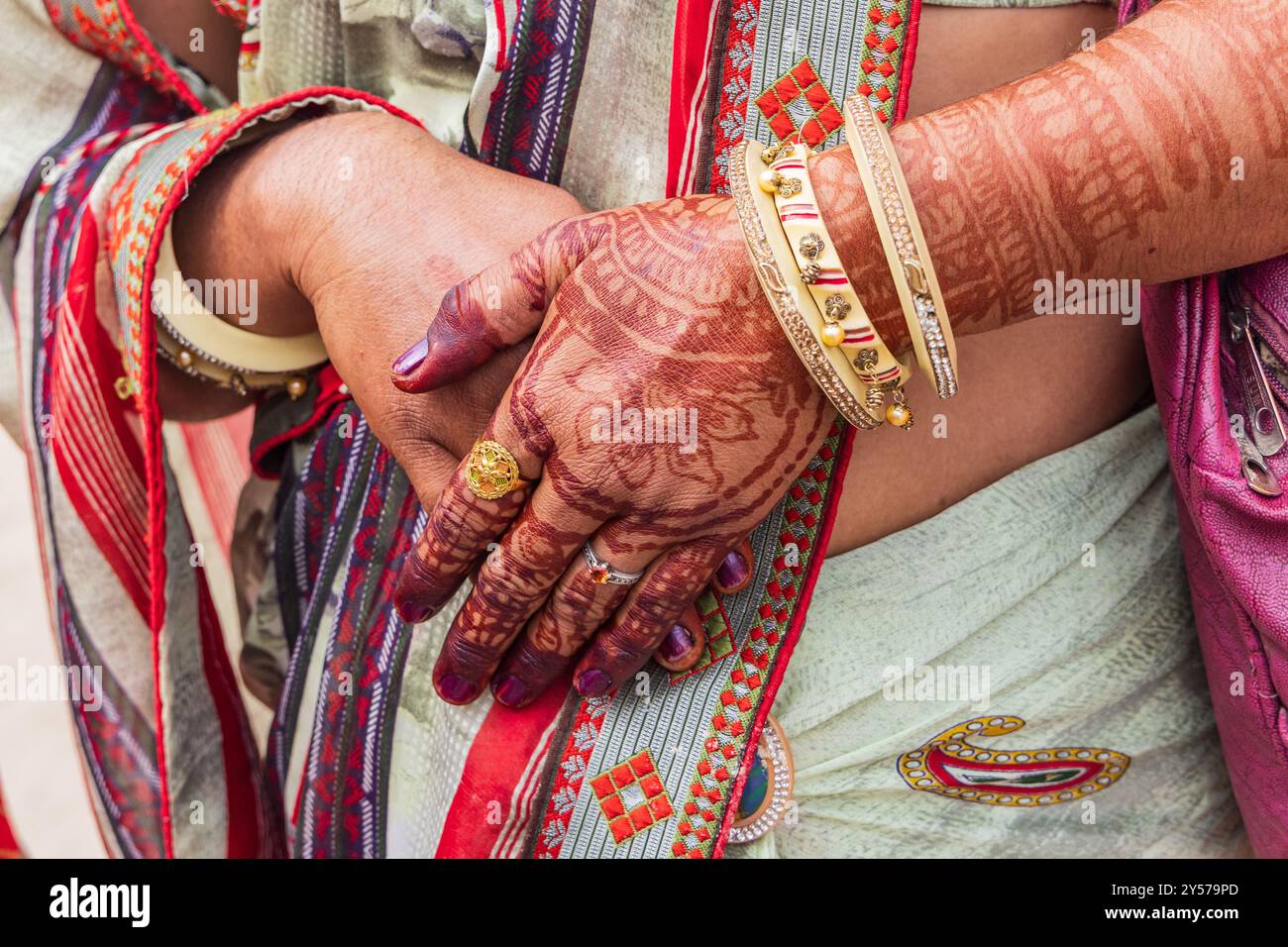 Puschkar, Rajasthan, Indien. November 2022. Frau mit Henna-Tattoos und goldenen Armreifen. Stockfoto