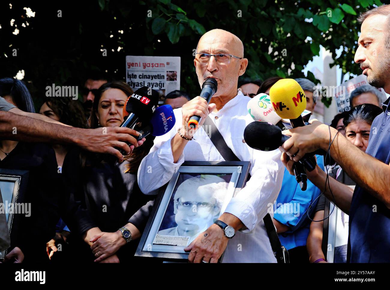 Musa Anters Sohn, Journalist, Autor und Politiker Dicle Anter, sah während der Gedenkfeier Reden. Musa Anter, der berühmte kurdische Autor, der 1992 im Alter von 72 Jahren in Diyarbakir, Türkei, getötet wurde, wurde an dem Ort gedenken, an dem er getötet wurde. Viele kurdische Journalisten und Politiker nahmen an der Gedenkfeier Teil. (Foto: Mehmet Masum Suer / SOPA Images/SIPA USA) Stockfoto