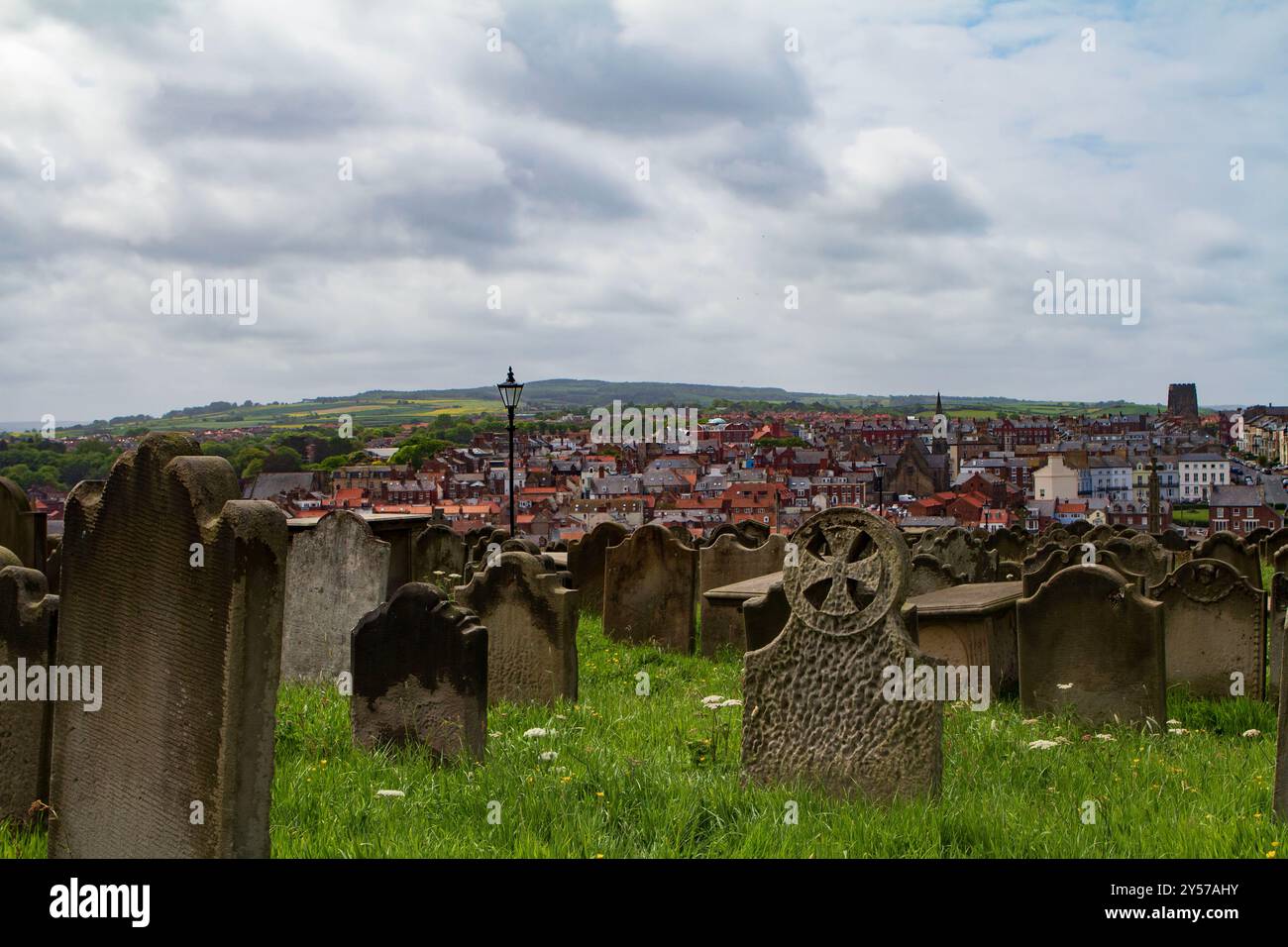 Jeder Grabstein erzählt Geschichten von denen, die einst diese Straßen durchliefen, während der Charme der Stadt in der Luft liegt und Geschichte mit Gelassenheit verbindet. Stockfoto