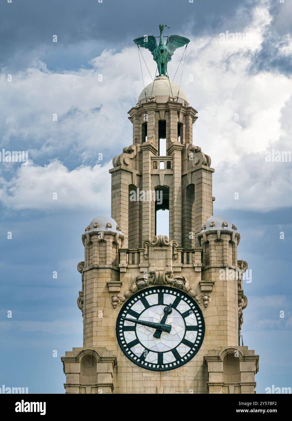 Nahaufnahme der Uhrtürme des Royal Lebergebäudes mit Cormorant Lever Bird und der größten Uhr Großbritanniens, Pier Head, Liverpool, England, Großbritannien Stockfoto