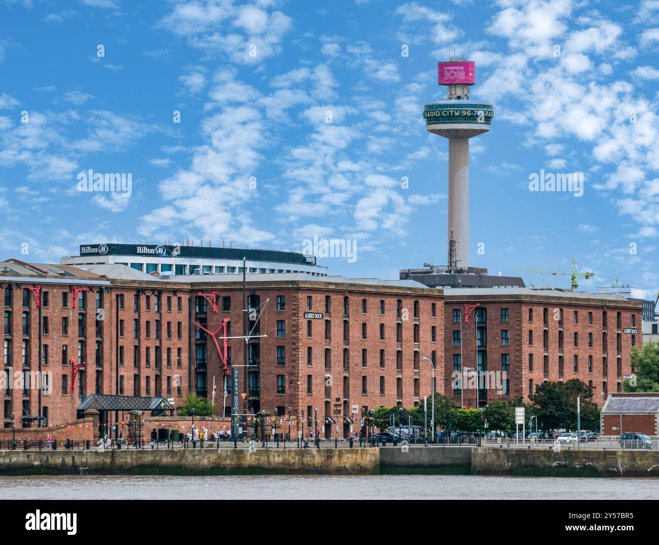 St. John's Beacon Radio City Aussichtsturm und Albert Dock Lagerhäuser, umgebaut in Wohnungen am Fluss, Liverpool, England, Großbritannien Stockfoto