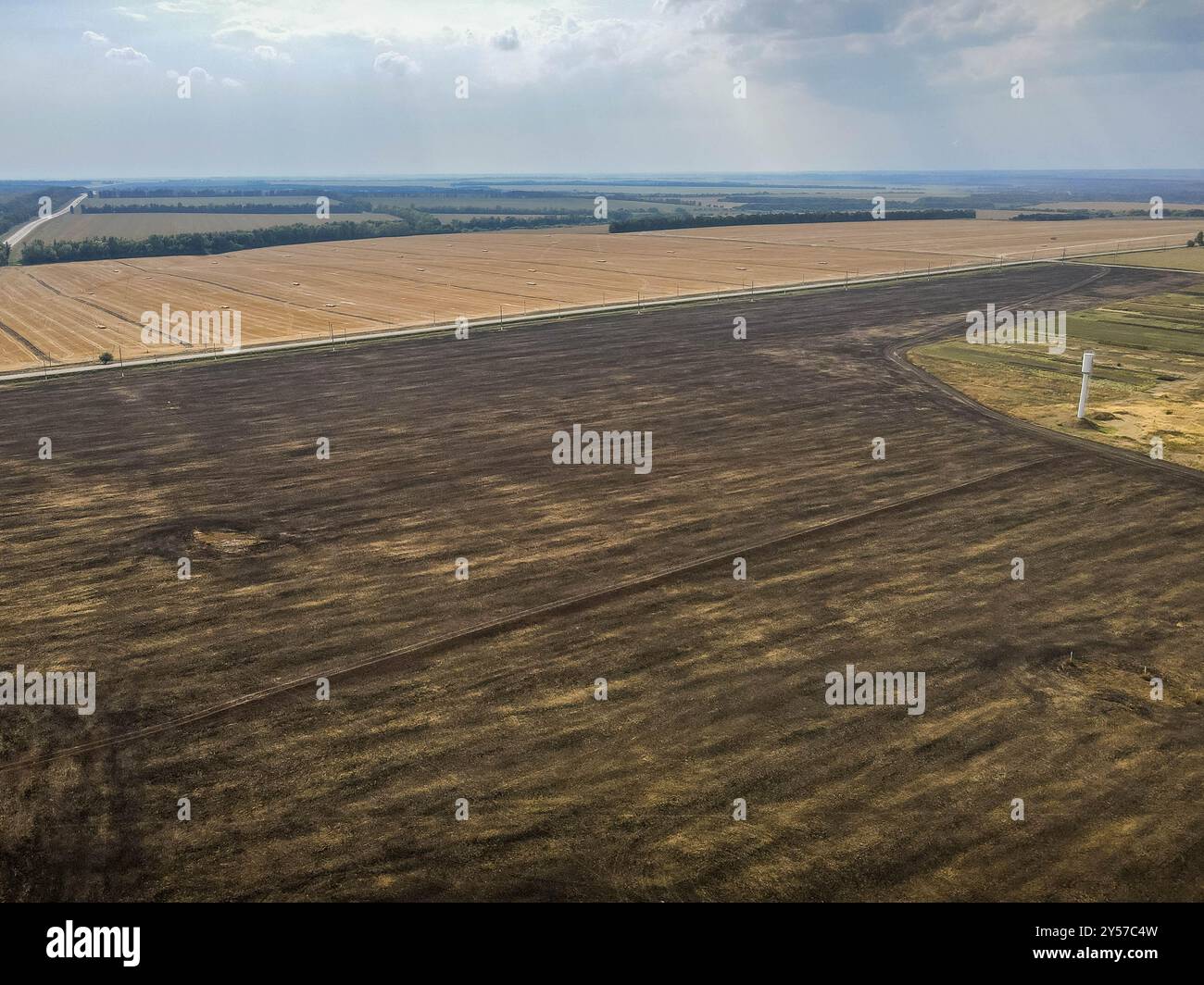 Das ausgedehnte Feld in der Oblast Kursk und Belgorod, nahe der Grenze zwischen Russland und der Ukraine, wo Kursker Gefechte während des Zweiten Weltkriegs stattfanden Stockfoto