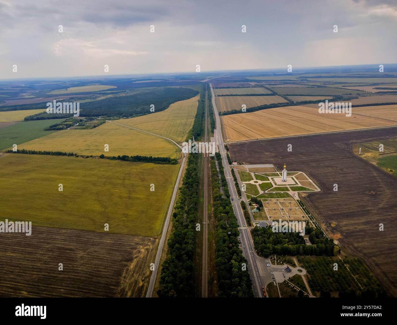 Die gerade Straße zwischen dem Ackerland in Westrussland, nahe der Grenze zur Ukraine, in der russischen Oblast Belgorod, einem Ort der Schlacht von Kursk Stockfoto