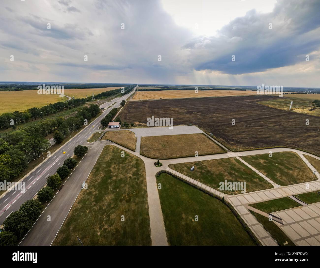 Die gerade Straße zwischen dem Ackerland in Westrussland, nahe der Grenze zur Ukraine, in der russischen Oblast Belgorod, einem Ort der Schlacht von Kursk Stockfoto
