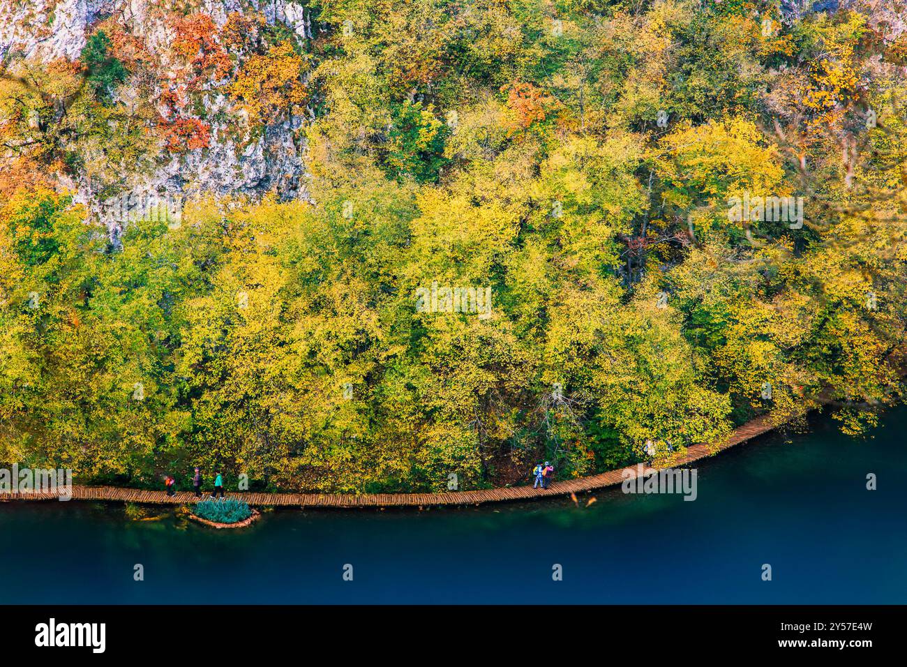 Wunderschöne Herbstlandschaft mit lebendigem Laub, das sich auf einem ruhigen See spiegelt und das Wesen der Herbstfarben und der friedlichen Natur in einem Atemzug einfängt Stockfoto