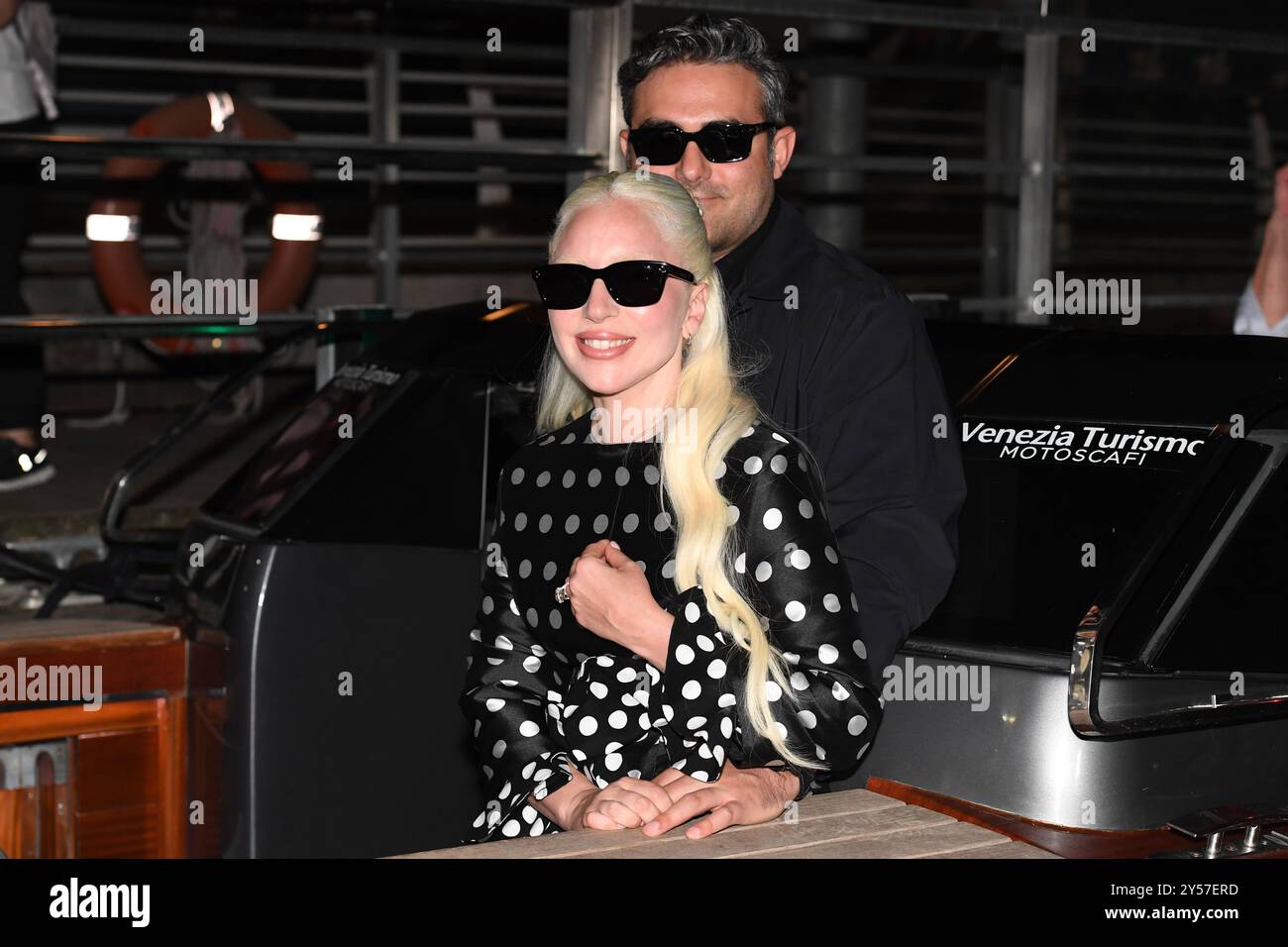 VENEDIG, ITALIEN - 2. SEPTEMBER: Lady Gaga und Michael Polansky kommen am 81. September im Flughafen des Internationalen Filmfestivals von Venedig an Stockfoto