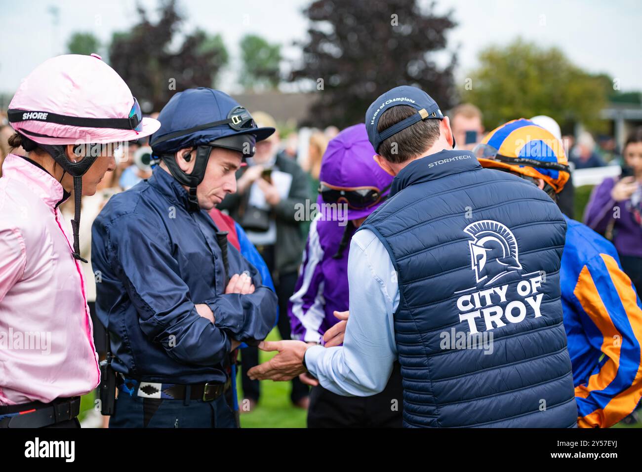 Southwell, Vereinigtes Königreich, Freitag, 20. September 2024; die Jockeys Rachel Richardson, Ryan Moore, Wayne Lordan, Dean Gallagher und Brett Doyle erhalten Anweisungen von City of Troy Trainer Aidan O’Brien, vor dem öffentlichen Galopp von City of Troy auf der Rennstrecke, um einen Riss beim Breeders' Cup Classic 2024 vorzubereiten. Credit JTW equine Images / Alamy Stockfoto