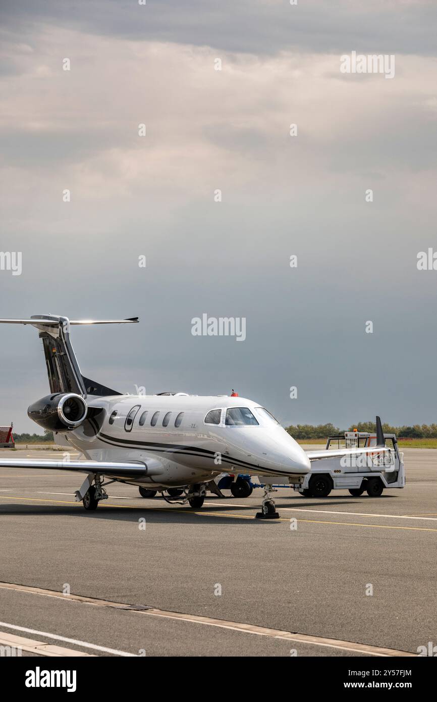 VistaJet Embraer Phenom 300 auf dem Asphalt am Flughafen Biarritz, Frankreich Stockfoto