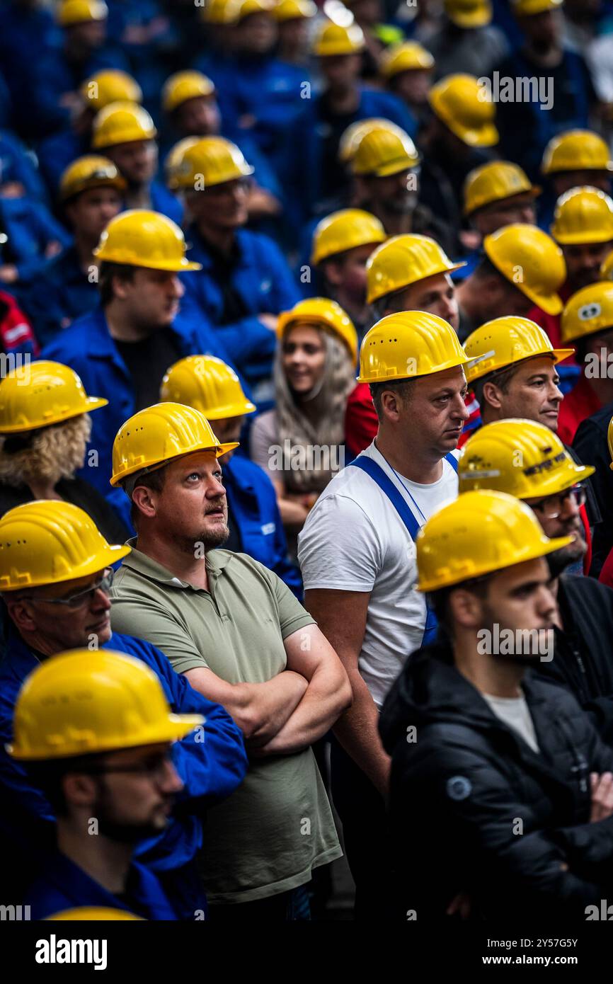 Arbeiter in Schutzhelmen, aufgenommen in Emden, 19. September 2024, während einer Rede bei einer Mitarbeiterversammlung in der Meyer Werft als offizieller Fotograf/Foto als offizieller Fotograf fotografiert Stockfoto