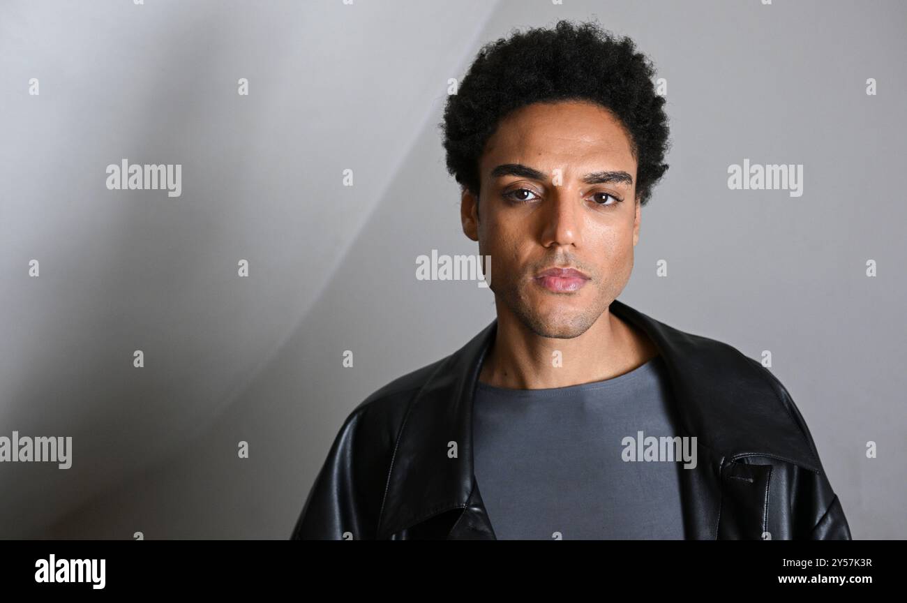 Berlin, Deutschland. September 2024. Lamin Leroy Gibba, Schauspieler, Drehbuchautor und Filmproduzent bei einem Fotoshooting. Er ist Hauptdarsteller und Hauptautor der Dramedy Schwarze Früchte, die ab 18. Oktober in der ARD-Medienbibliothek zu sehen ist. Quelle: Jens Kalaene/dpa/Alamy Live News Stockfoto