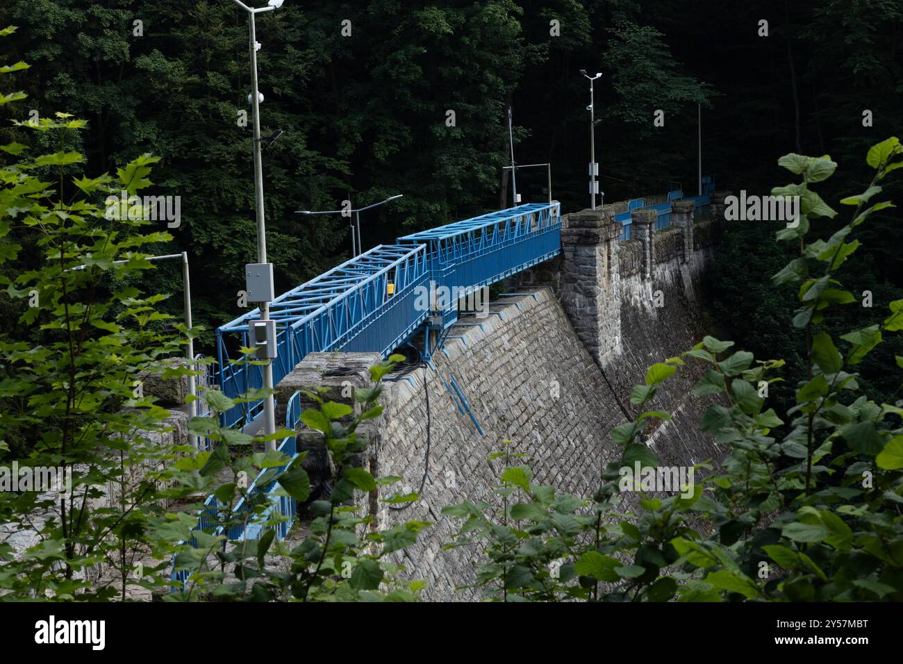 Miedzygorze, Polen - 19. Juni 2024: Ein Steindum am Wilczka-Fluss. Hochwasservorratsbehälter. Stockfoto