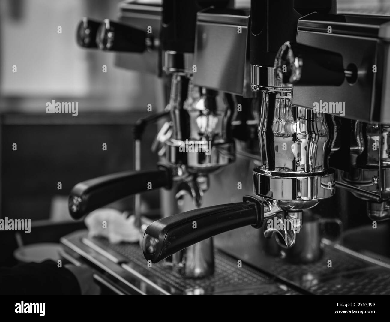 Eine Espressomaschine aus Chrom mit Hebelbetätigung in einem Outdoor-Wagen in Lauterbrunnen, Schweiz. Stockfoto