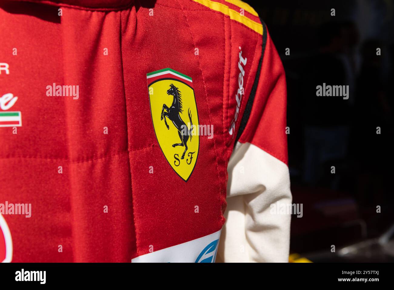 Ferrari Suit Logo ist ein Symbol für Exzellenz und Prestige in der Rennwelt. Ferrari Branding, das Geschwindigkeit, Kraft und die markanten s des Teams hervorhebt Stockfoto