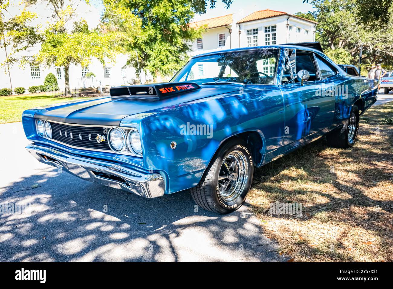 Gulfport, MS - 2. Oktober 2023: Hochperspektivische Vorderansicht eines 1968 Dodge Coronet Super Bee Coupés auf einer lokalen Autoshow. Stockfoto