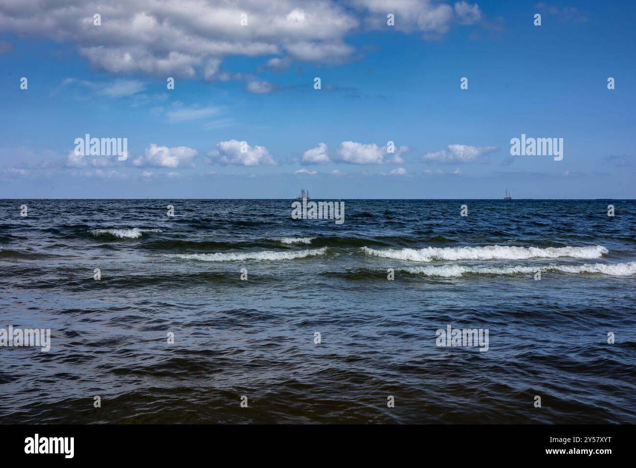 Landschaft mit wunderschönem Wellenmeer und blauem Himmel in Sopot, Polen. Stockfoto