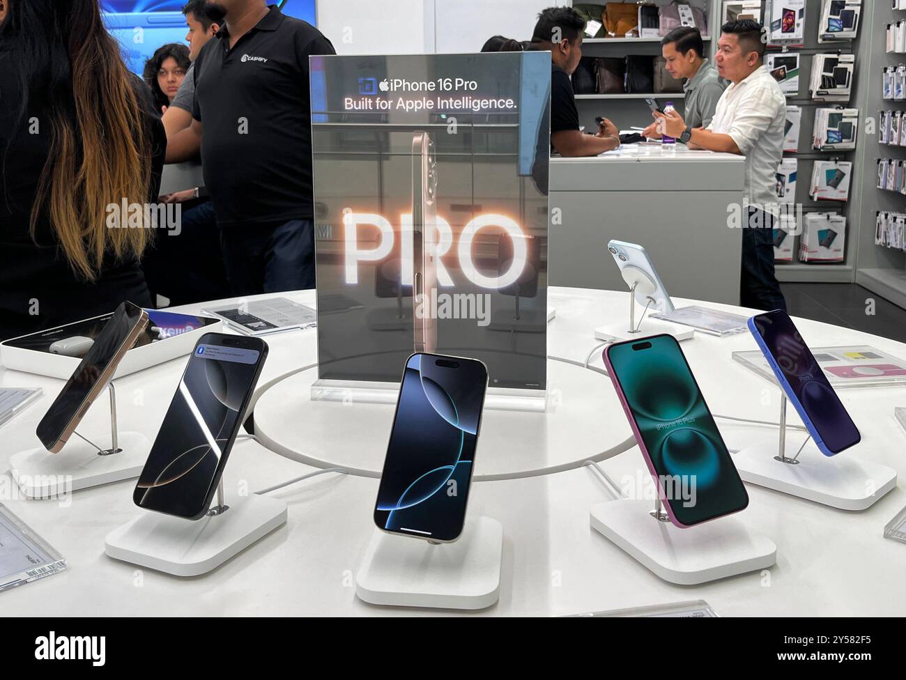 Am 20. September 2024 kommen die Menschen in einem Apple Premium Reseller Store an, als die iPhone 16 Serie mit dem Verkauf beginnt, in Guwahati, Indien. Quelle: David Talukdar/Alamy Live News Stockfoto