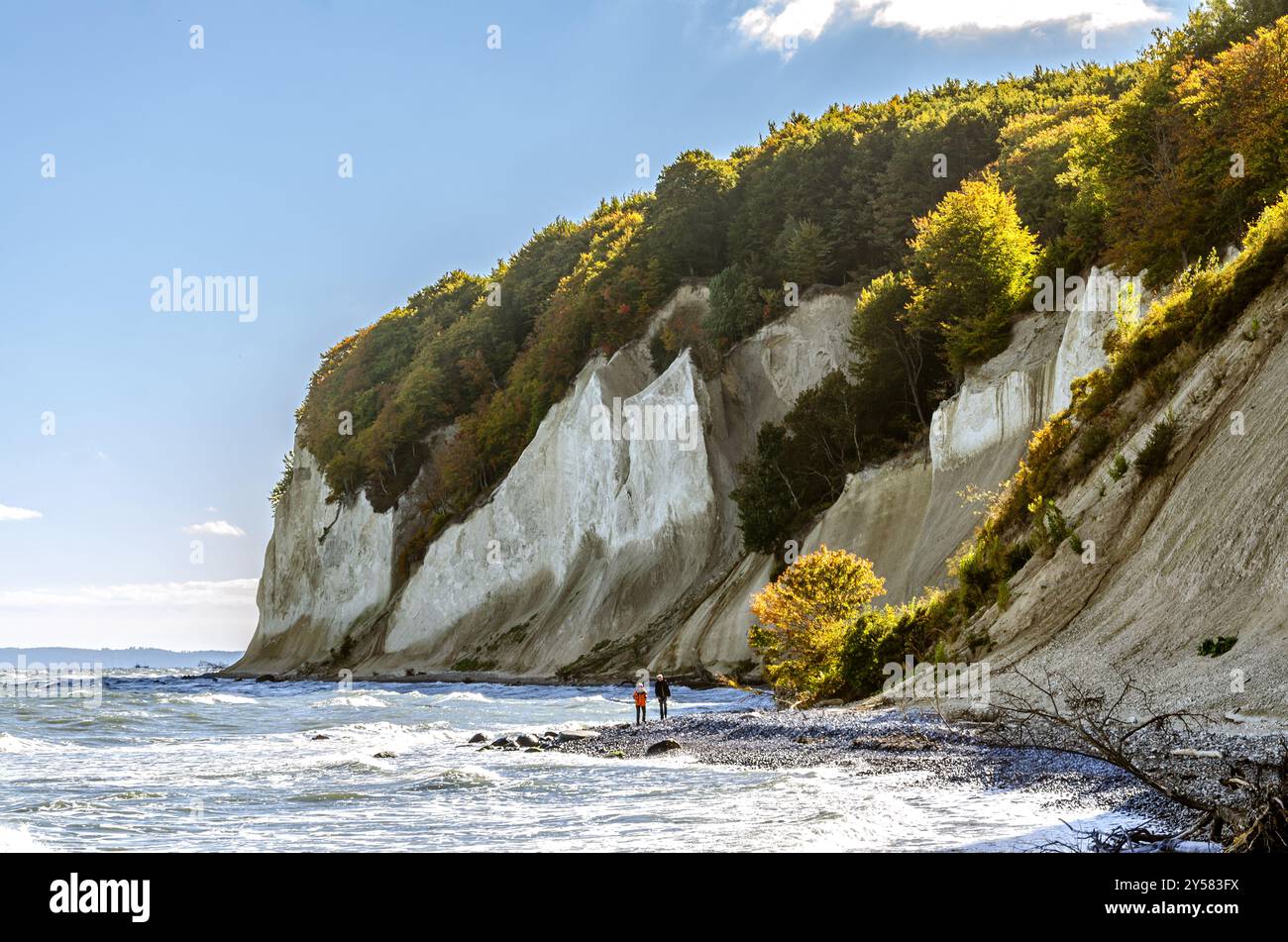Wanderungen vor den berühmten weißen Kreidefelsen auf der Insel Rügen in Deutschland Stockfoto