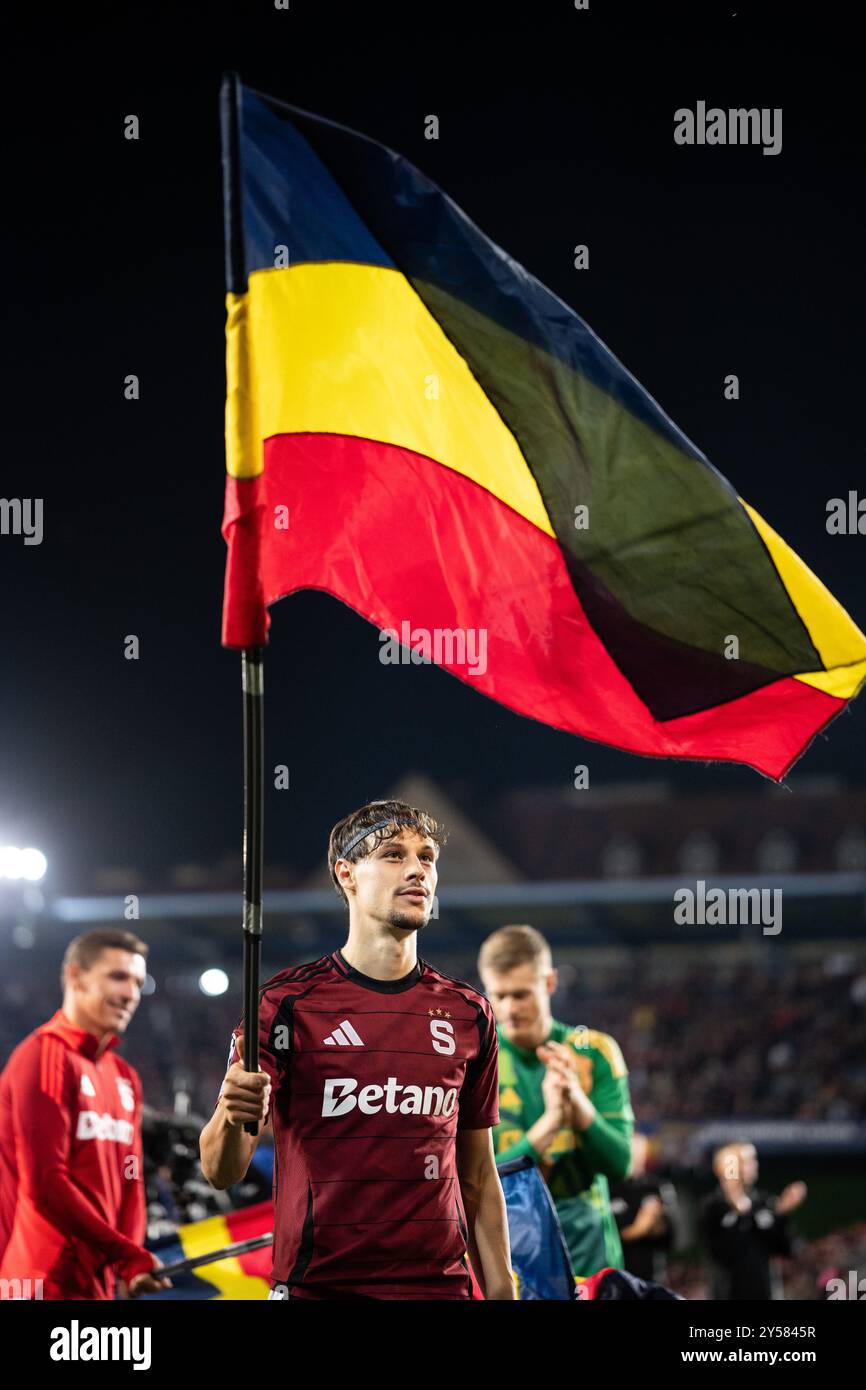 PRAG, TSCHECHISCHE REPUBLIK - 18. SEPTEMBER: Veljko Birmancevic vom AC Sparta Praha feiert mit Flagge während der UEFA Champions League 2024/25 League PHAs Stockfoto