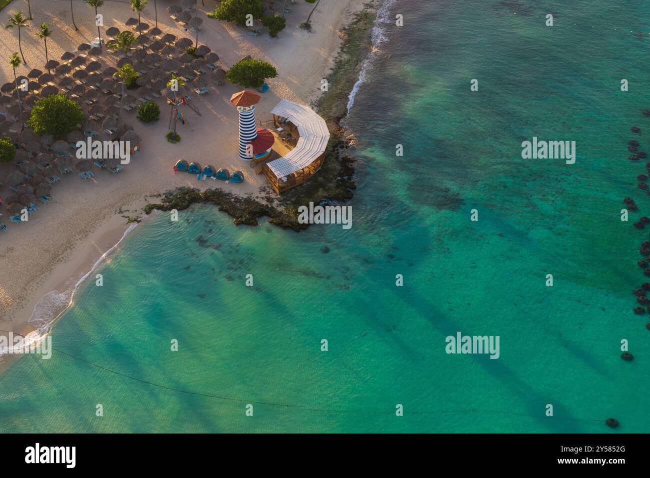 Vogelblick auf dominicus Beach, kristallklares Meer und wunderschönen Sandstrand, Karibisches Meer. Bayahibe, Dominikanische Republik. Stockfoto