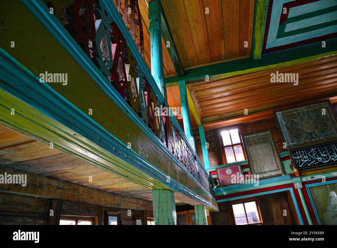 Die Bilenkoy-Moschee in Hemsin, Rize, Türkei, wurde im 18. Jahrhundert erbaut. Es ist aus Holz. Stockfoto