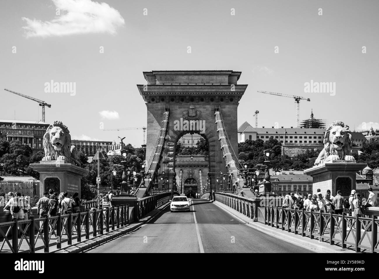 Budapest, Ungarn – 10. August 2024: Die Szechenyi-Kettenbrücke überspannt die Donau zwischen Buda und Pest, die West- und Ostseite von Budape Stockfoto