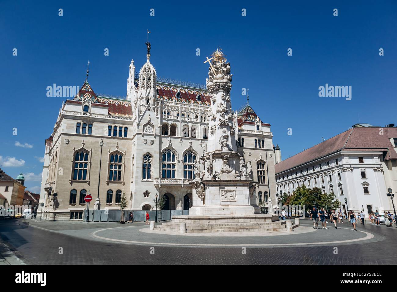 Budapest, Ungarn - 10. August 2024: Das ehemalige Finanzministerium, ein neogotisches Gebäude im 1. Bezirk von Budapest, Ungarn. Stockfoto