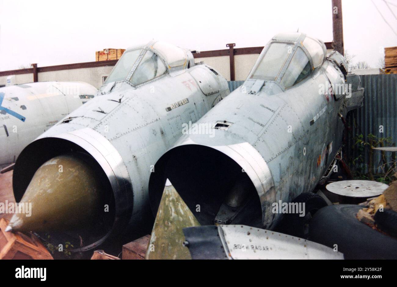 Ehemalige Royal Air Force English Electric Lightning F6 Kampfflugzeuge in Hanningfield Metals Schrottplatz in Essex, Großbritannien. Nasenpartien Stockfoto