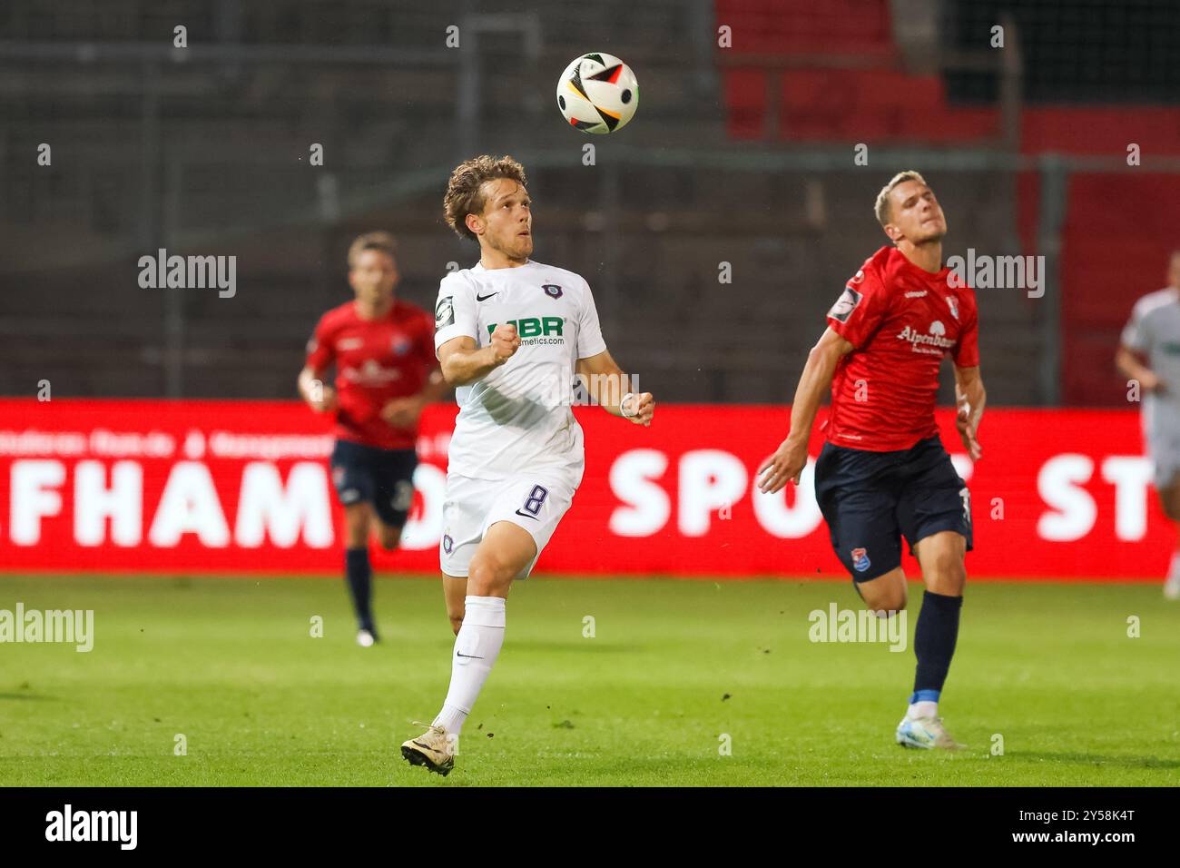 Mika Clausen (Erzgebirge Aue, 08) mit Ball mit Sebastian Maier (SpVgg Unterhaching, 10), SpVgg Unterhaching vs. Erzgebirge Aue, Fussball, 3. Liga, 6. Spieltag, Saison 24/25, 20.09.2024, DFL-VORSCHRIFTEN VERBIETEN JEDE VERWENDUNG VON FOTOGRAFIEN ALS BILDSEQUENZEN, Foto: Eibner-Pressefoto/Jenni Maul Stockfoto