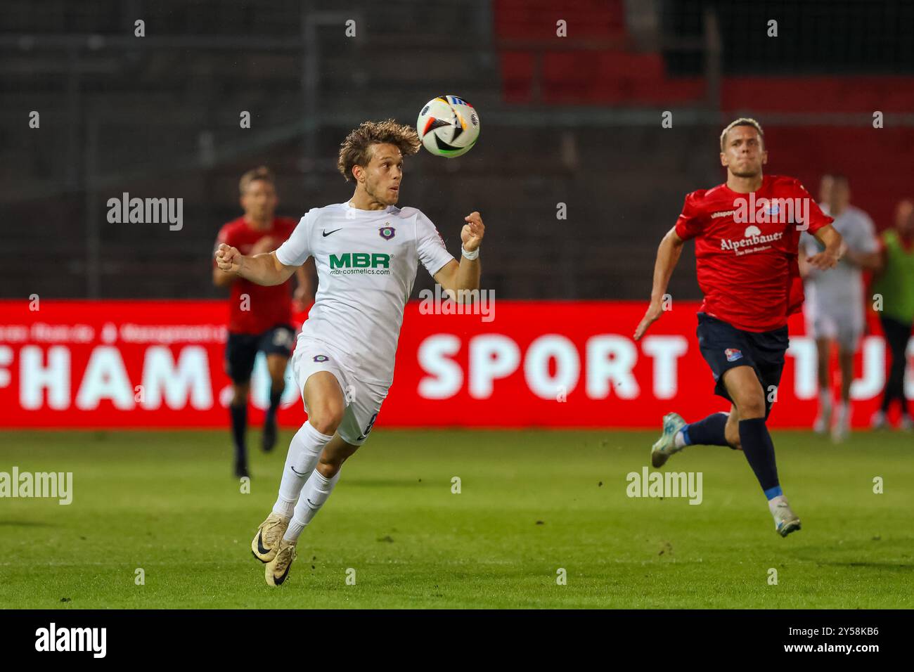 Mika Clausen (Erzgebirge Aue, 08) mit Ball mit Sebastian Maier (SpVgg Unterhaching, 10), SpVgg Unterhaching vs. Erzgebirge Aue, Fussball, 3. Liga, 6. Spieltag, Saison 24/25, 20.09.2024, DFL-VORSCHRIFTEN VERBIETEN JEDE VERWENDUNG VON FOTOGRAFIEN ALS BILDSEQUENZEN, Foto: Eibner-Pressefoto/Jenni Maul Stockfoto