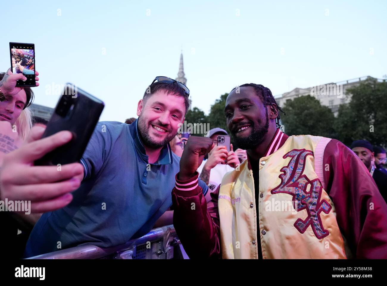 Terence Crawford mit Fans bei einem Wiegh-in am Trafalgar Square, London. Der IBF-Titelkampf im Schwergewicht zwischen Anthony Joshua und Daniel Dubois findet am Samstag, den 21. September statt. Bilddatum: Freitag, 20. September 2024. Stockfoto