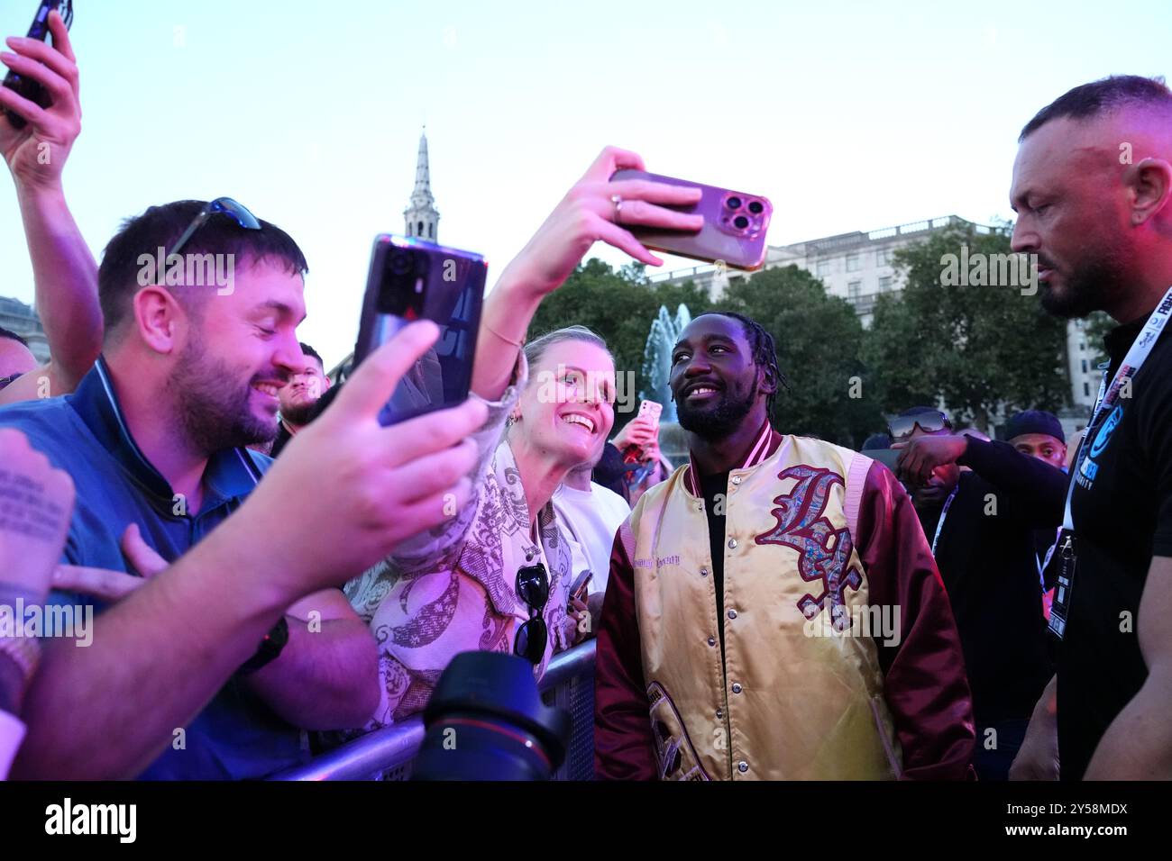 Terence Crawford mit Fans bei einem Wiegh-in am Trafalgar Square, London. Der IBF-Titelkampf im Schwergewicht zwischen Anthony Joshua und Daniel Dubois findet am Samstag, den 21. September statt. Bilddatum: Freitag, 20. September 2024. Stockfoto