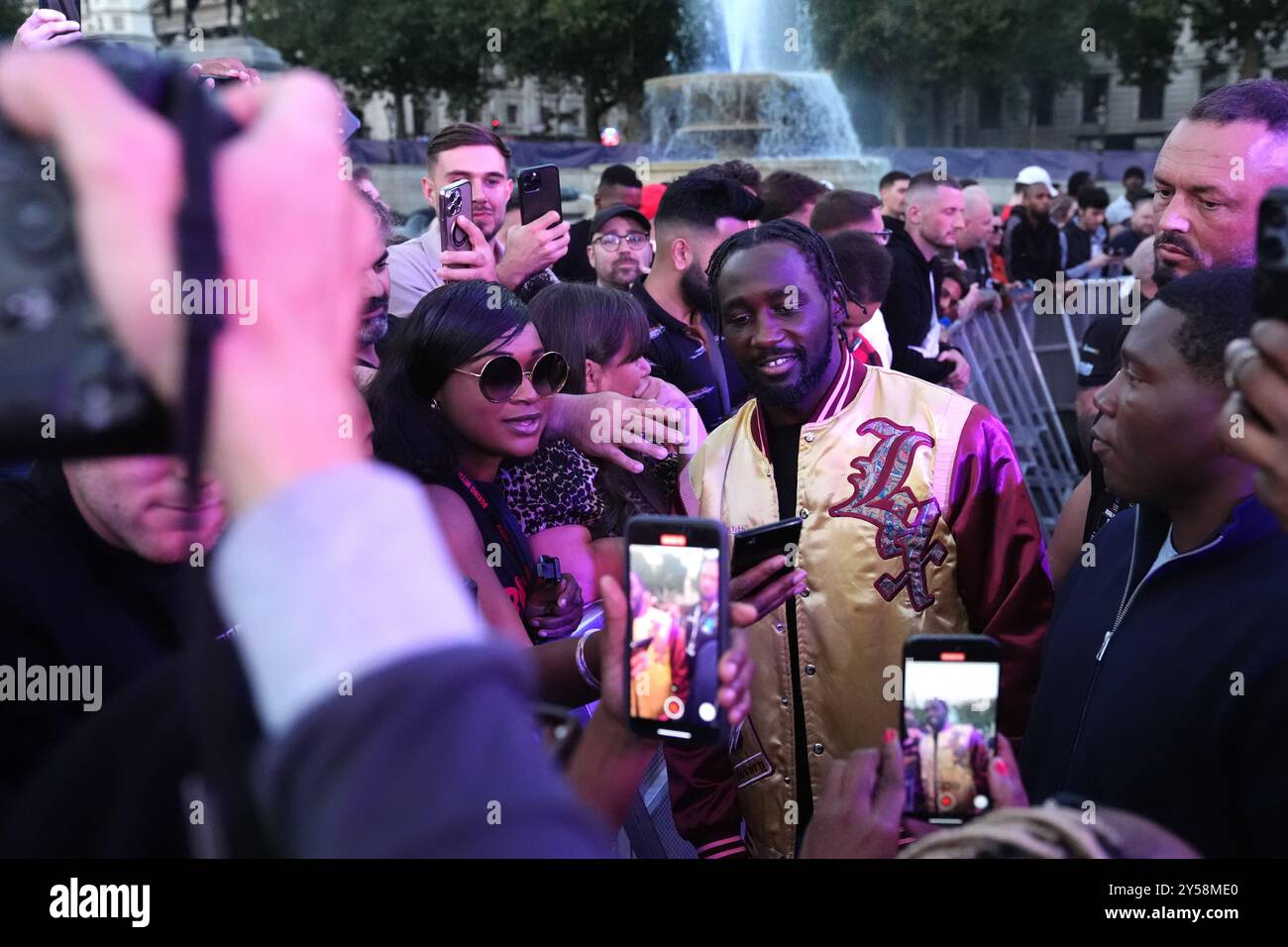 Terence Crawford mit Fans bei einem Wiegh-in am Trafalgar Square, London. Der IBF-Titelkampf im Schwergewicht zwischen Anthony Joshua und Daniel Dubois findet am Samstag, den 21. September statt. Bilddatum: Freitag, 20. September 2024. Stockfoto