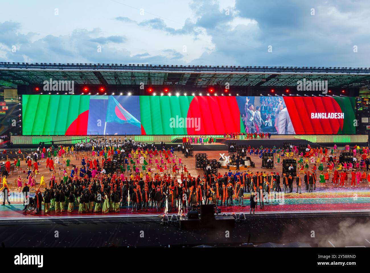 Celtic Park, Glasgow, Schottland, Vereinigtes Königreich, Mittwoch, Juli 2014. Bangladesch wurde auf einer großen Leinwand bei der Eröffnungszeremonie der Commonwealth Games 2014 in Glasgow gezeigt Stockfoto