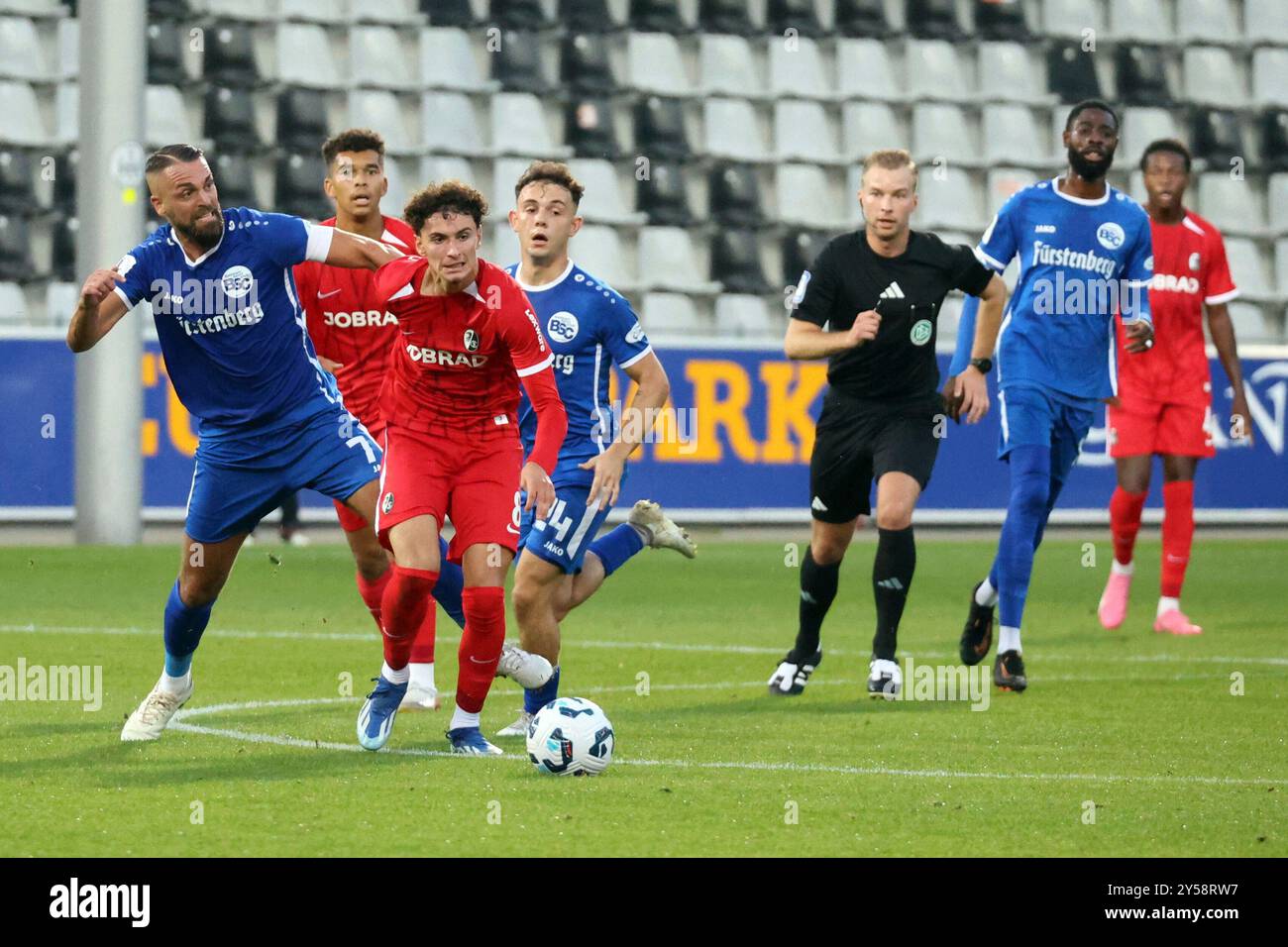 Freiburg Im Breisgau, Deutschland. September 2024. Verbissen hechelt Yannick Häringer (Bahlinger SC/BSC) seinem Gegenspieler Gabriel Carmine Pellegrion (SC Freiburg II/U23) hinterher beim Spiel der Fussball-RL SW 24-25:9. Sptg: SC Freiburg II vs. Bahlinger SC/dpa/Alamy Live News Stockfoto