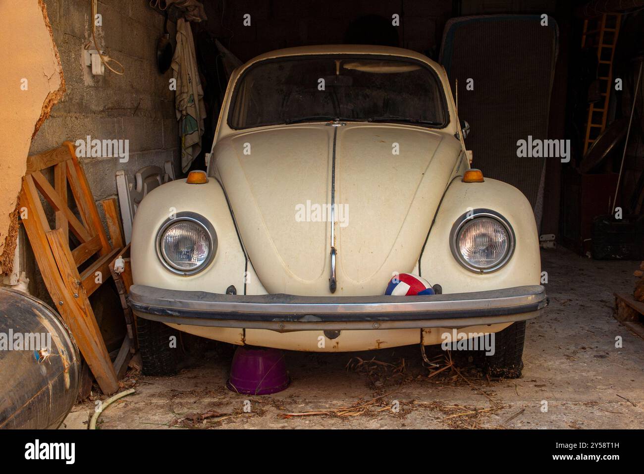 Ein schöner alter unbenutzter VW-Käfer in einer Garage Stockfoto