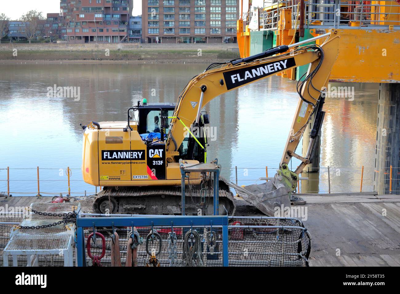 Arbeiten an der Themse, Hydraulikbagger CAT 313F von Flannery Plant Hire, Großbritanniens größtem Vermieter Stockfoto